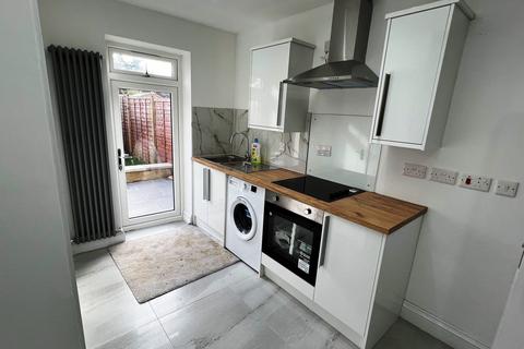 Studio to rent - Shroffold Road, Bromley BR1
