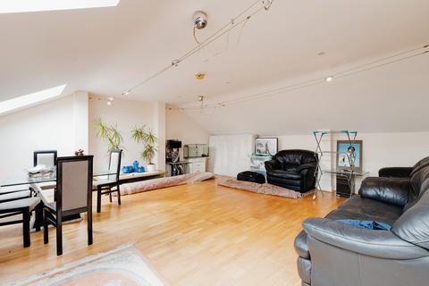 3 bedroom flat for sale - Comer Crescent, Southall UB2