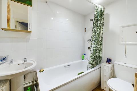 Flat 4, 20 Chequers Road, Gloucester, GL4 6PN