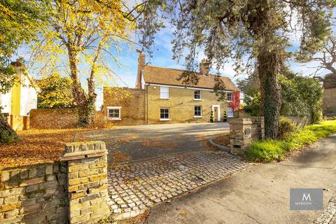 5 bedroom detached house to rent, Hainault Road, Essex IG7