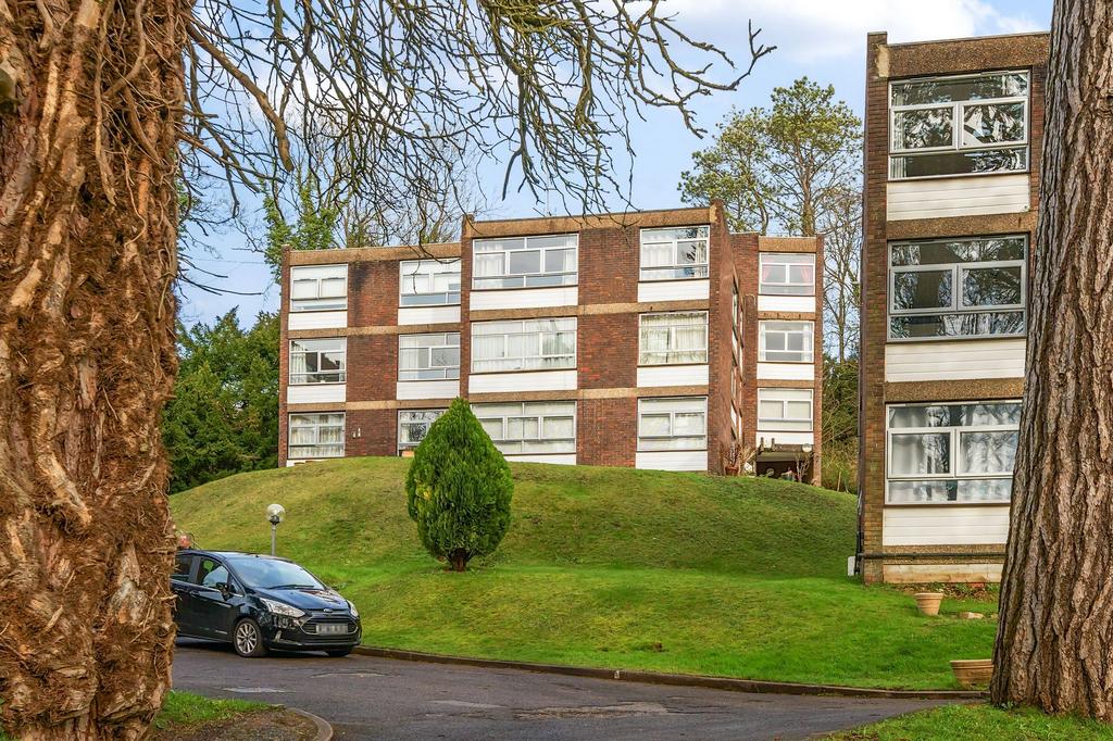 Whyteleafe, Whyteleafe CR3 2 bed flat for sale £285,000
