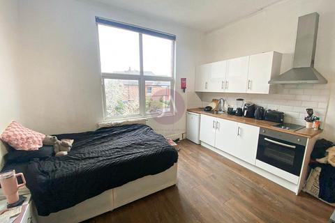 Studio to rent, Manstone Road, Kilburn, London, NW2