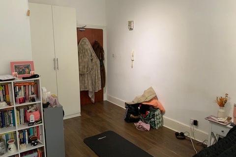 Studio to rent, Manstone Road, Kilburn NW2