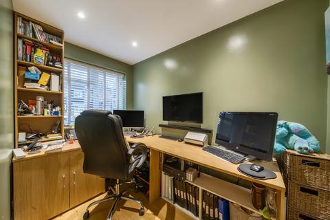 4 Escombe Drive, Guildford, GU2 9RE