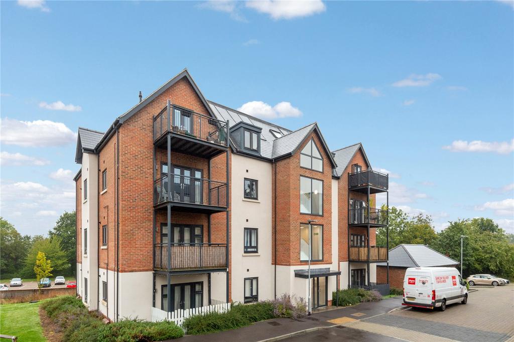 Bracknell, Berkshire RG12 1 bed apartment for sale £260,000