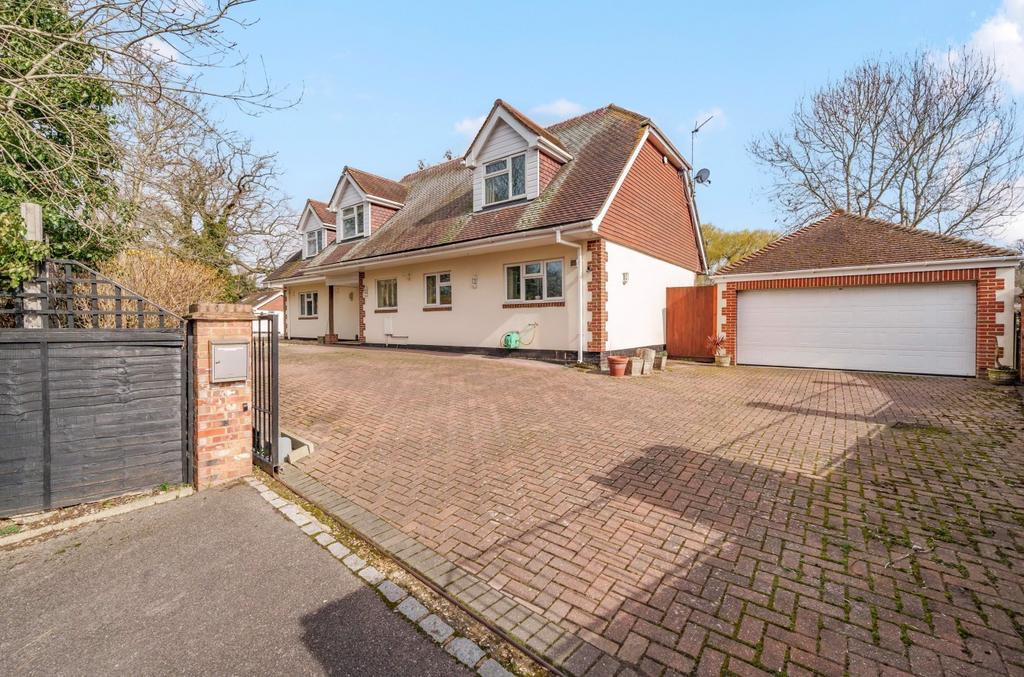 Bracknell, Berkshire RG42 5 bed detached house for sale £1,000,000