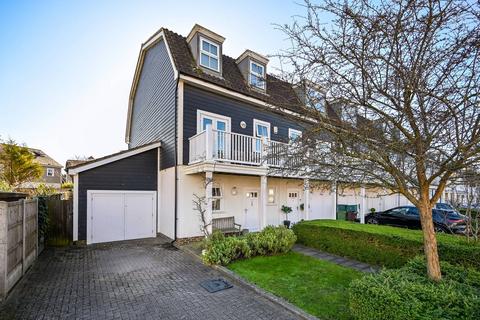 74 Beaumont Drive, Worcester Park, KT4 8FG