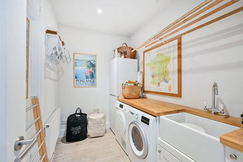 74 Beaumont Drive, Worcester Park, KT4 8FG