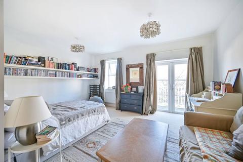 74 Beaumont Drive, Worcester Park, KT4 8FG