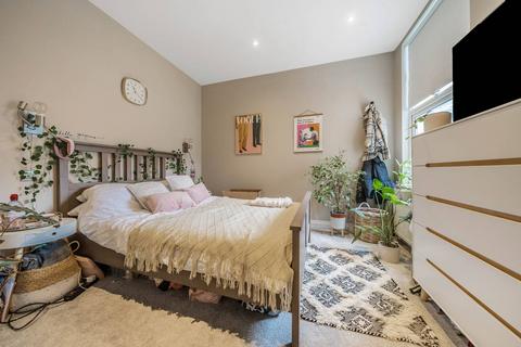 3 bedroom flat to rent, Renmuir Street, Tooting, London, SW17