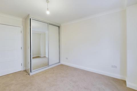 2 bedroom flat to rent, Coombe Lane, Raynes Park