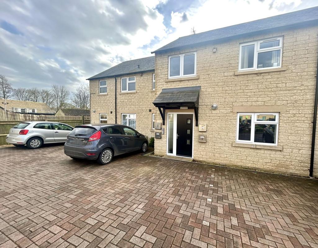 Oaken Court, Cricklade Road, Cirencester 2 bed apartment £1,100 pcm