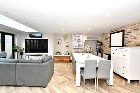 8 Normanton Park, London, E4 6HF