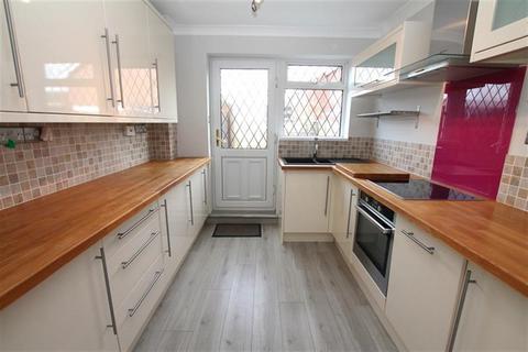 3 bedroom semi-detached house to rent, St Annes Drive, HU16