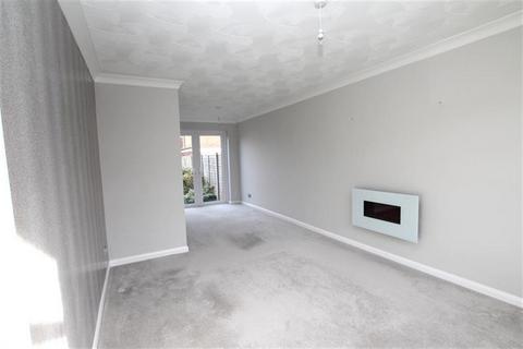 3 bedroom semi-detached house to rent, St Annes Drive, HU16