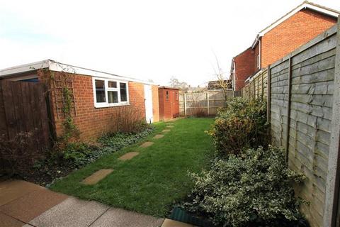 3 bedroom semi-detached house to rent, St Annes Drive, HU16