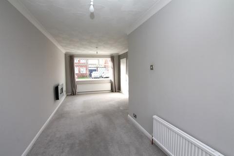 3 bedroom semi-detached house to rent, St Annes Drive, HU16