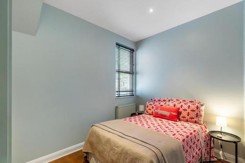 1 Worcester Gardens, London, SW11 6LR
