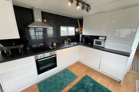 1 bedroom mobile home for sale, Dunton Mobile Home Park, Dunton, Brentwood, Essex