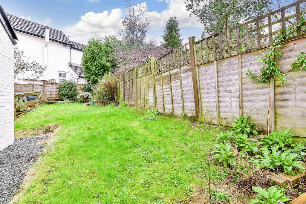 Dorking Road, Tunbridge Wells, Kent 2 bed ground floor flat for sale