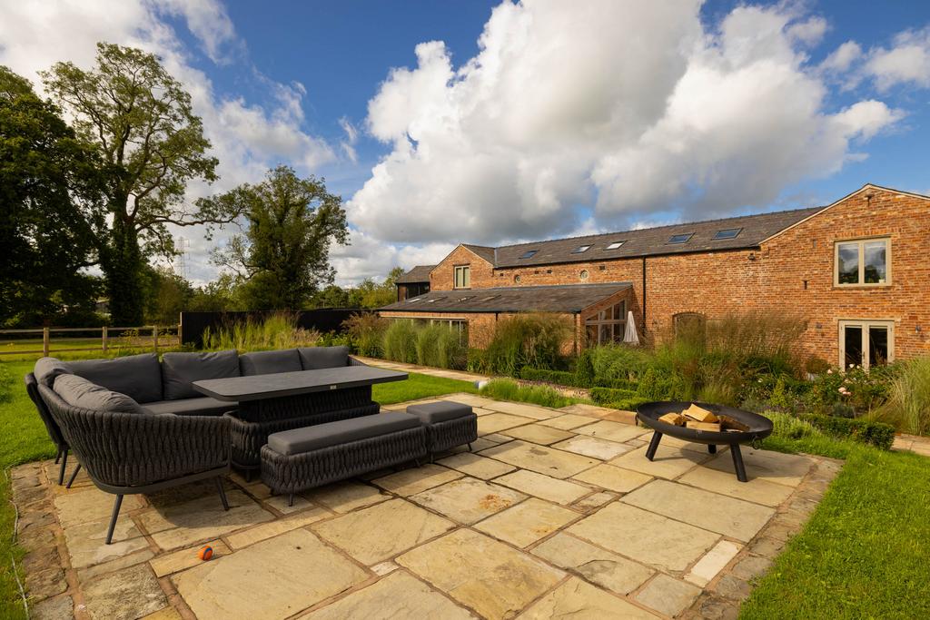 20230921-1213 Maison Haus - Blakeley Stables, Knut