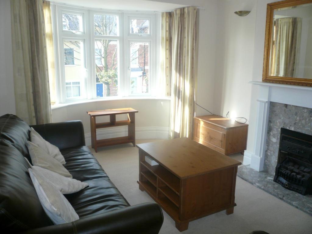 Stannington Grove, Heaton 2 bed flat £950 pcm (£219 pw)