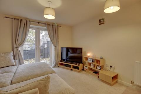 2 bedroom semi-detached house for sale - Woodend Crescent, Shipley, West Yorkshire, BD18