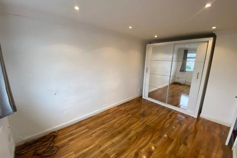 62 Arnside Avenue, Chadderton, Oldham, OL9 9DJ