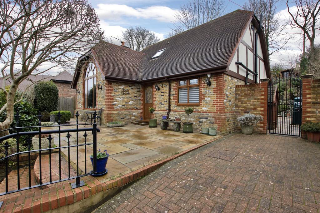 Rhododendron Avenue, Meopham, Gravesend, Kent, DA13 3 bed detached
