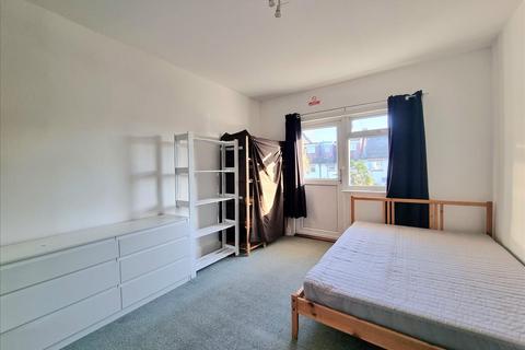 1 bedroom in a house share to rent - Niagara Avenue, Ealing, W5