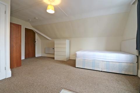 Studio to rent, Castlebar Hill, London, W5