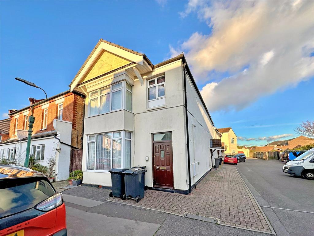 Clarence Park Road, Bournemouth, BH7 2 bed apartment for sale £180,000