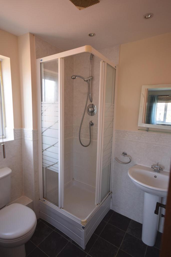 Top Floor Master En Suite Bathroom