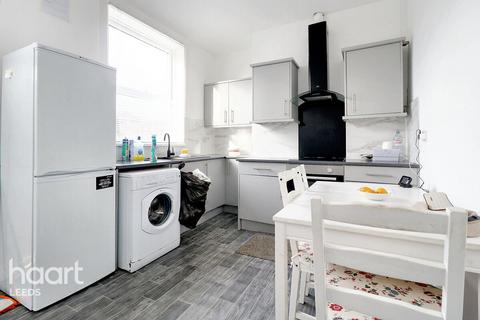 4 bedroom end of terrace house for sale, Roderick Street, Leeds