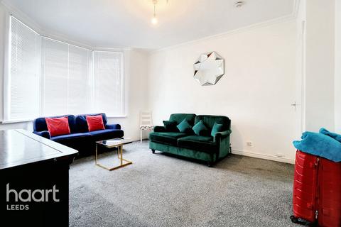 4 bedroom end of terrace house for sale, Roderick Street, Leeds