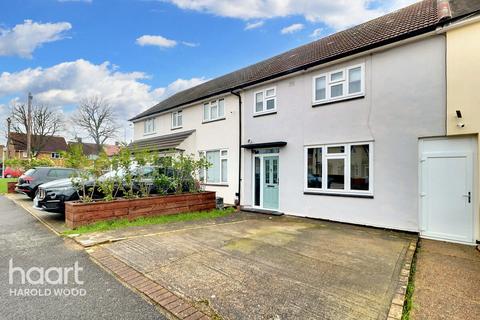 3 Charlbury Crescent, Romford, RM3 8YR