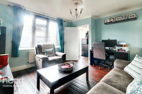 3 Charlbury Crescent, Romford, RM3 8YR