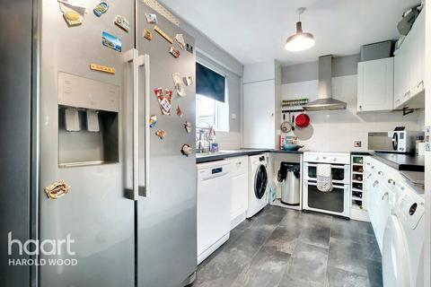 3 Charlbury Crescent, Romford, RM3 8YR