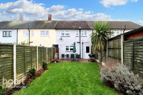 3 Charlbury Crescent, Romford, RM3 8YR