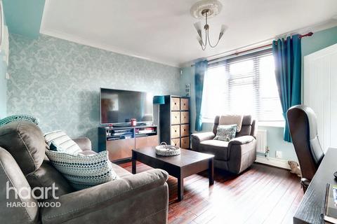 3 Charlbury Crescent, Romford, RM3 8YR