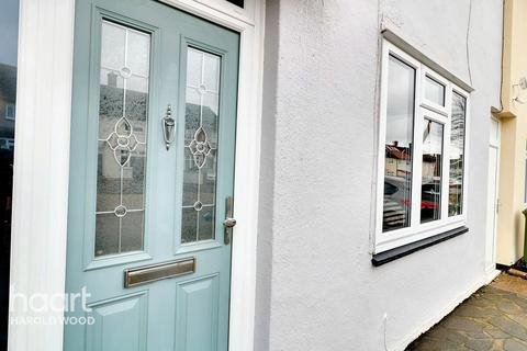 3 Charlbury Crescent, Romford, RM3 8YR
