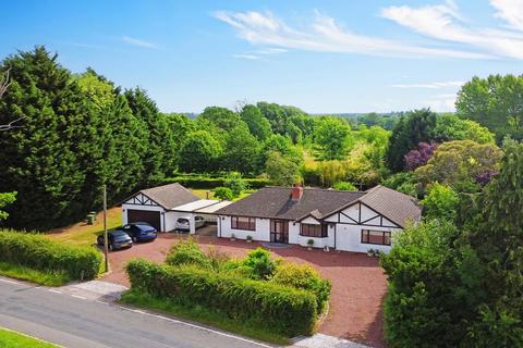 4 bedroom detached bungalow to rent - Norton Green Lane, Knowle