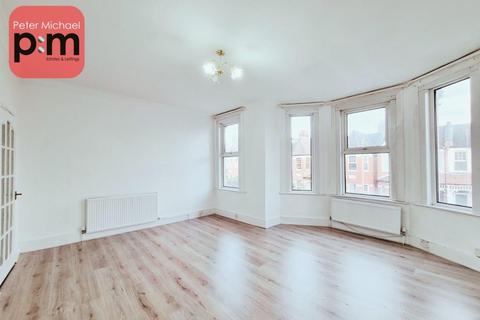 2 bedroom flat to rent, Devonshire Road, Palmers Green