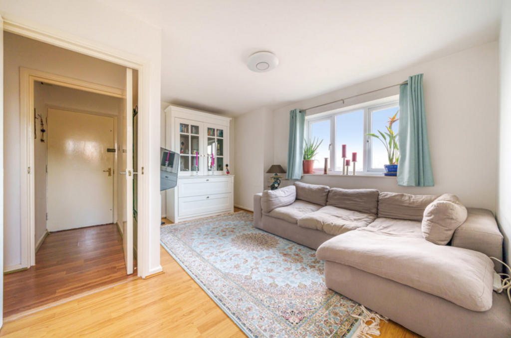 Lingfield Close 2 bed apartment to rent £1,200 pcm (£277 pw)