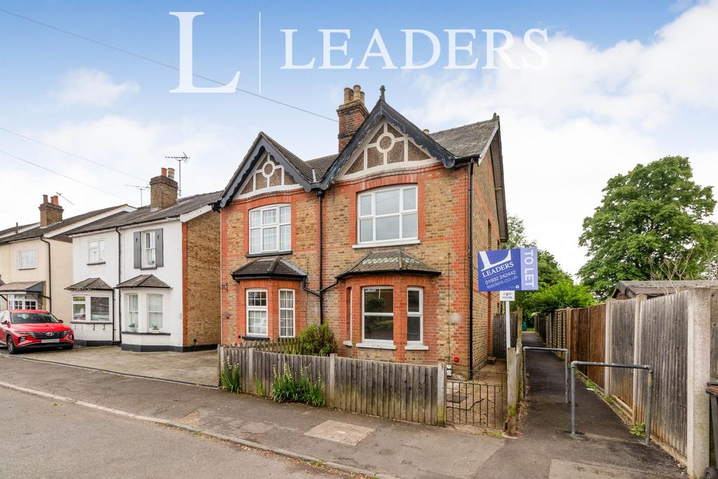 Albany Road, Hersham, KT12 3 bed end of terrace house £1,950 pcm (£