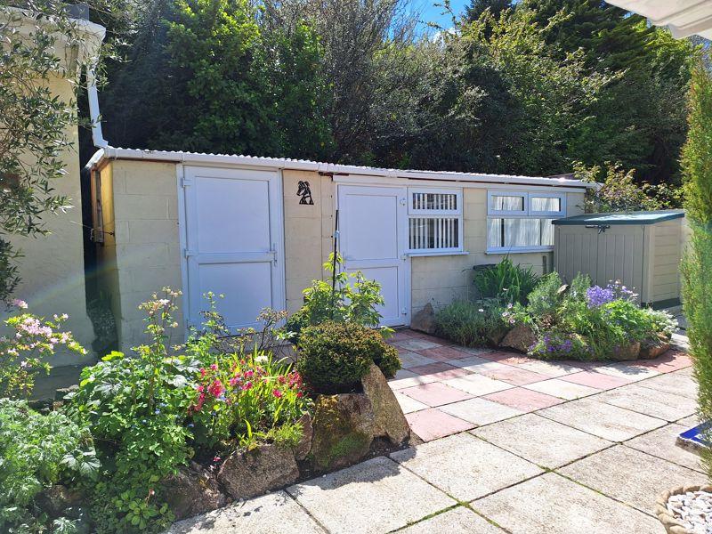Utility garage