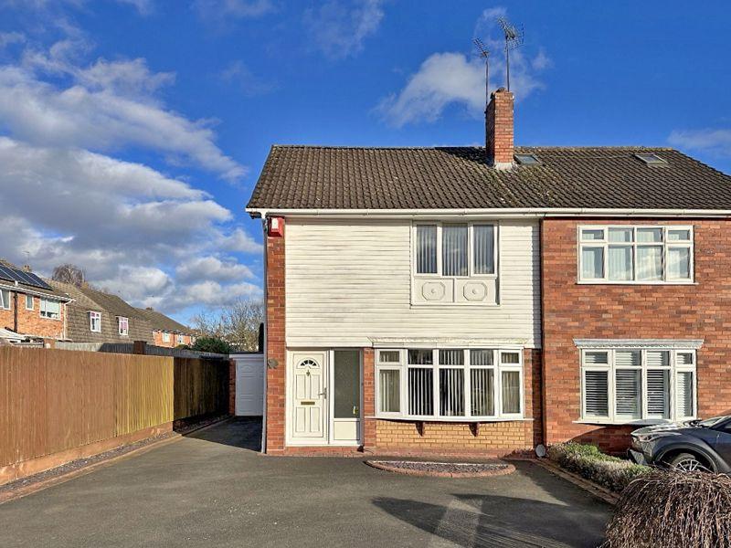 St. Benedicts Road, WOMBOURNE 3 bed semidetached house £315,000