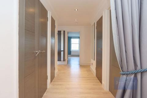 3 bedroom apartment to rent, Manor Road, Chigwell IG7