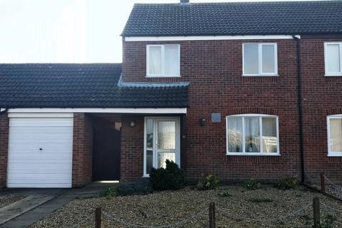 3 bedroom semi-detached house to rent, Gwyn Crescent, Fakenham NR21