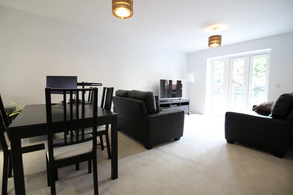 Vale Road, Bushey 2 bed flat £1,700 pcm (£392 pw)